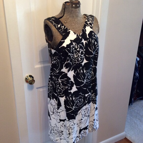 JUST TAYLOR BLACK AND WHITE FLORAL SLEEVELESS DRESS 4 - Picture 3 of 9